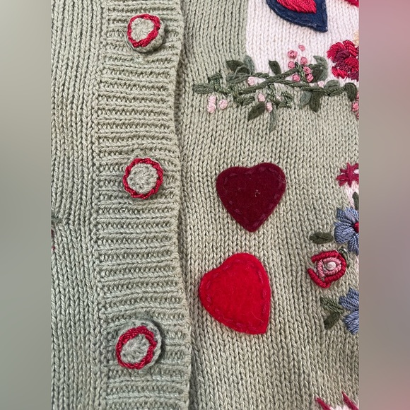 Women’s size small, embroidered, Valentine’s Day sweater, sage green - Picture 10 of 10